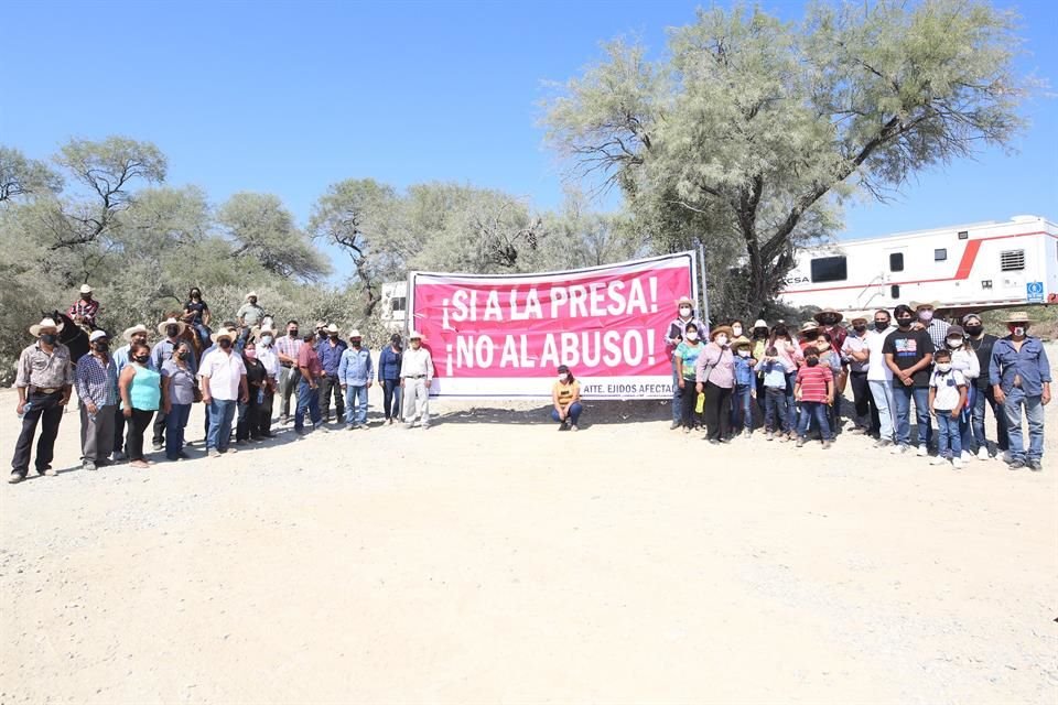  Afectados de dos ejidos exigieron al Gobernador Jaime Rodríguez que cumpla su compromiso de pagar por los predios donde ya se construye la nueva presa.