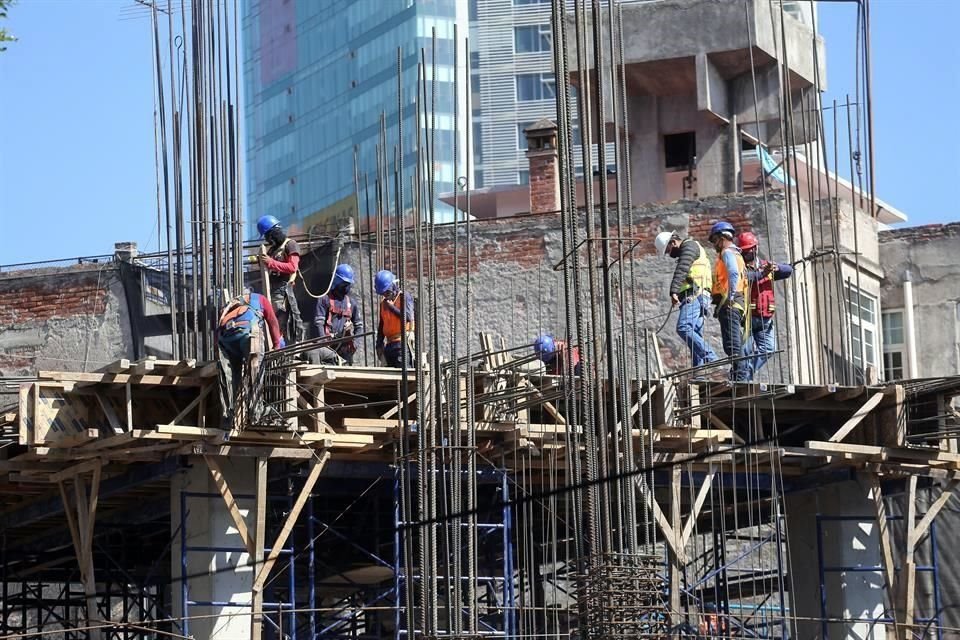 A casi dos años de que se frenaran los trámites de construcción, el Gobierno busca reactivar la economía con apoyo de este sector.