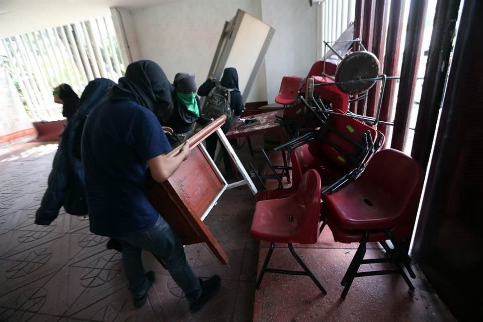 Mujeres durante la toma de las instalaciones educativas ayer sábado.