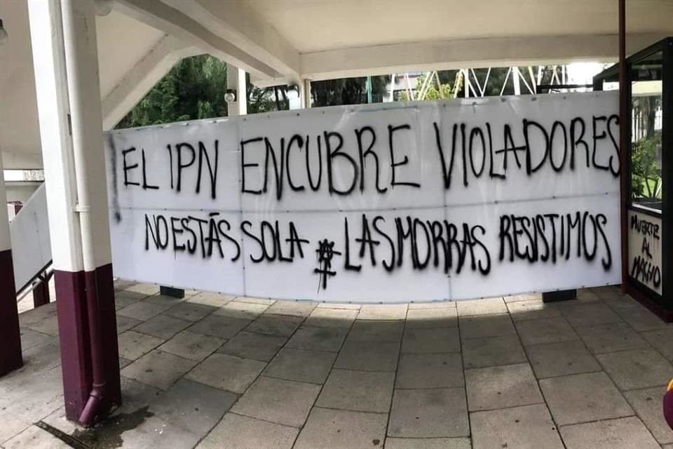 Las manifestantes salieron del plantel durante la noche.