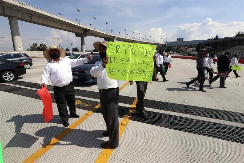 14:00 horas. SIN PARAR. Supuestos operadores turísticos de Morelos tomaron la estafeta y exigieron el pago de 50 pesos para pasar la caseta.