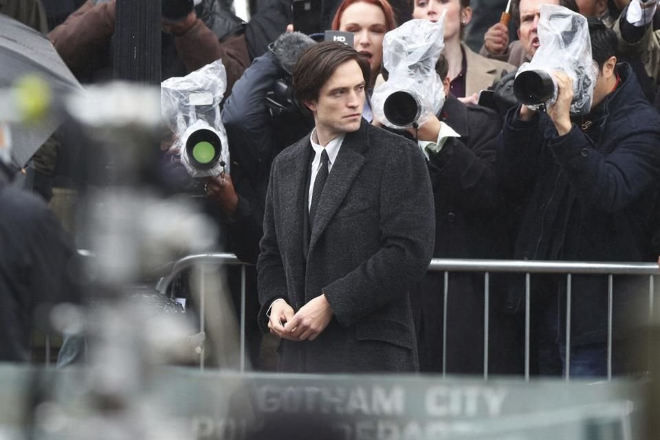 Robert Pattinson fue captado por primera vez en el regreso al set de 'The Batman' para filmar escenas a las afueras de un recinto en Liverpool, Inglaterra.