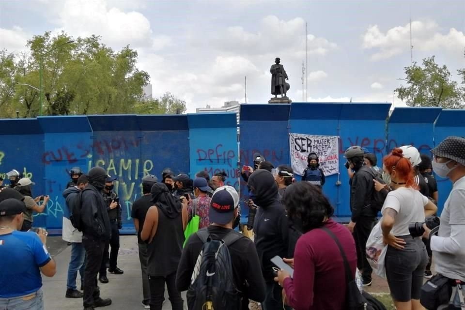 Los manifestantes exigen que se les permita atravesar la valla que resguarda el monumento, a fin de derribarlo.