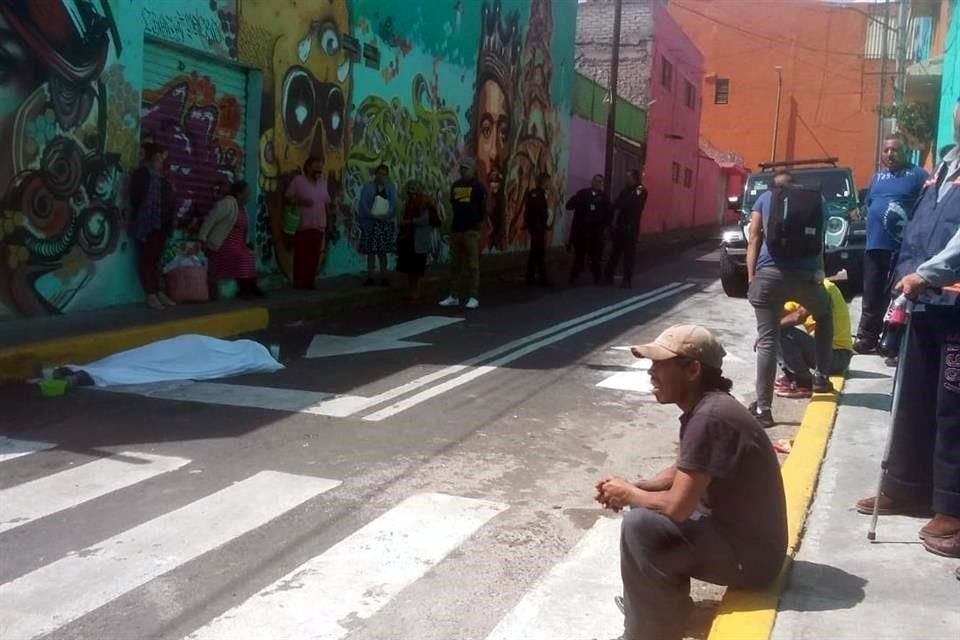 Daniel murió por una congestión alcohólica, según versiones que se manejaron en el lugar; su cuerpo quedó tendido sobre el pavimento en la Cerrada de los Ángeles.