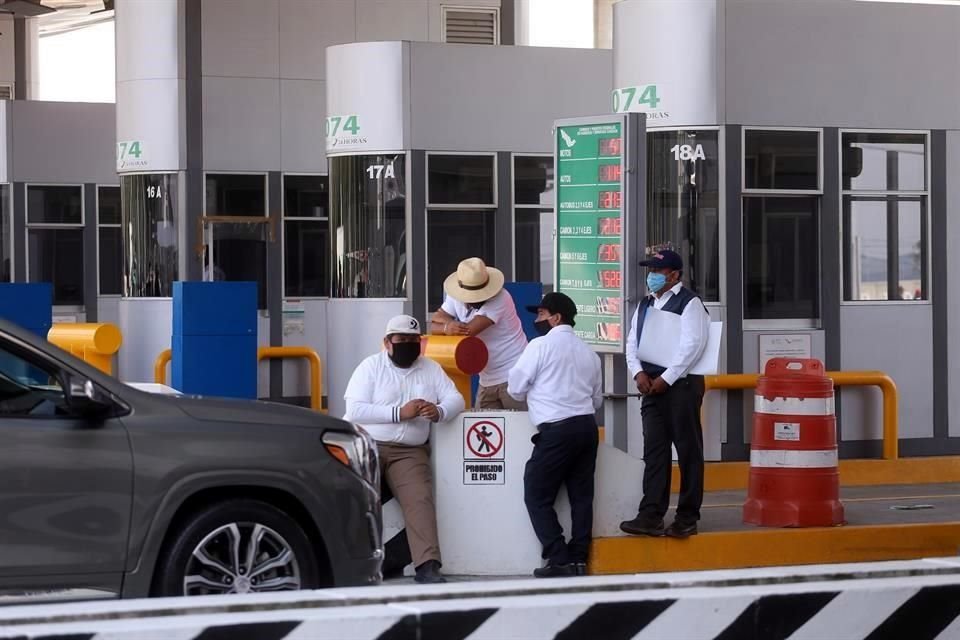 Hace dos días, operadores de autobuses pidieron cooperación a conductores para cruzar la caseta de cobro Tlalpan de la autopista México-Cuernavaca.