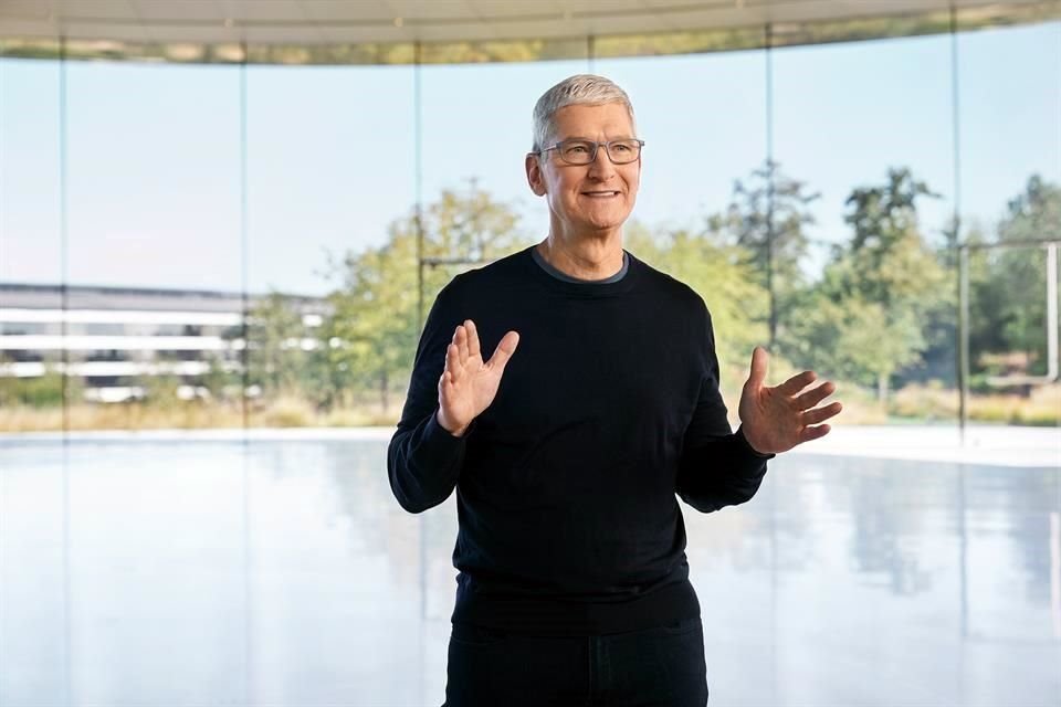 Tim Cook, CEO de Apple, en el inicio del evento especial para la presentación del iPhone 12.