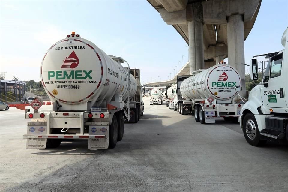 Un convoy de pipas recientemente adquiridas para distribución de gasolina de Pemex se agrupan en caseta de cobro Tlalpan de Autopista México-Cuernavaca.