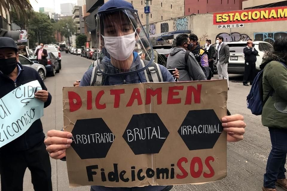 Matemáticos, investigadores, enfermos de cáncer, víctimas de violencia y hasta marinos bloquearon ayer el Senado tratando de evitar la extinción de fideicomisos.