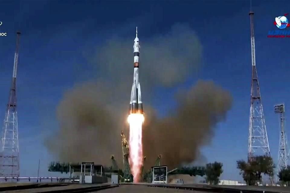 La nave espacial rusa Soyuz MS-17, con tres tripulantes a bordo, se acopló a EEI a poco más de tres horas después de su lanzamiento.