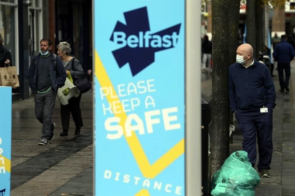 Un anuncio en Belfast, Irlanda del Norte alienta a mantener el distanciamiento social.