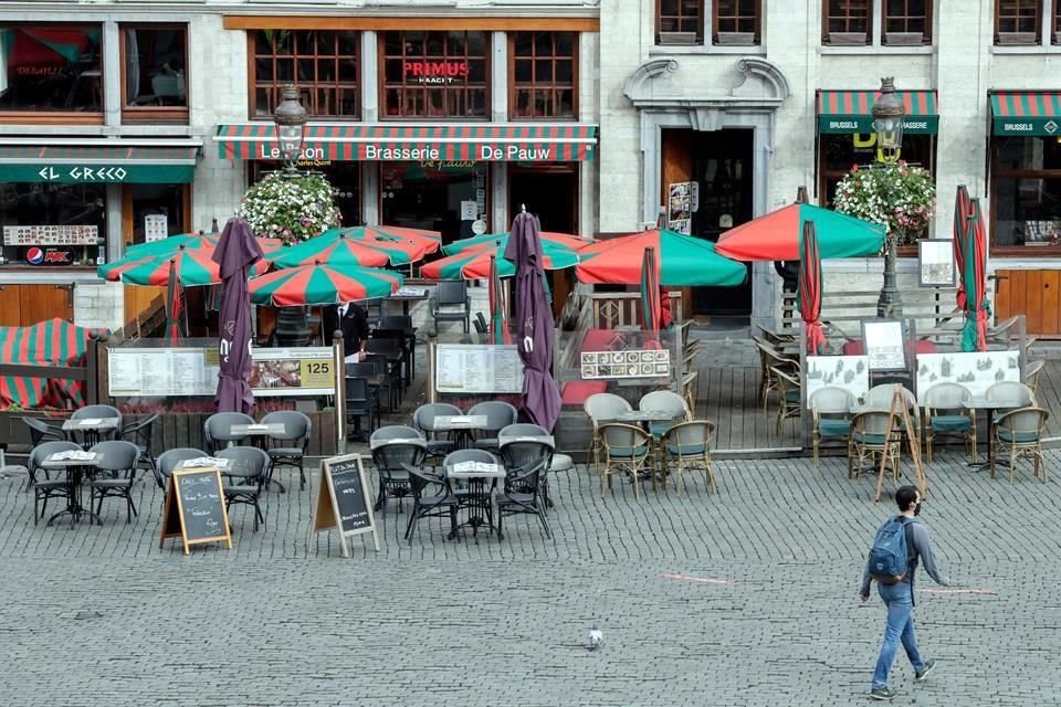 Vista de las terrazas de negocios vacías en Bruselas, Bélgica, donde se ordenó el cierre de bares.