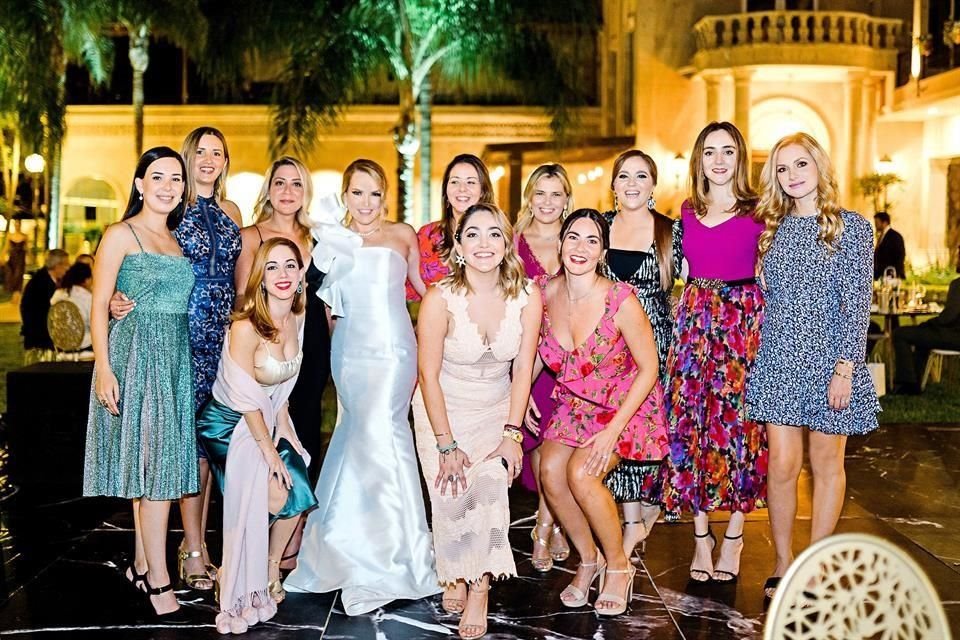 Alejandra Cavazos, Ana López, Sandra Martínez, la novia, Mónica Ferrigno, Martha Delgado, Patricia Lozano, Sonia Menchaca, Miriam Meade, Andrea Gutiérrez, Alma Perales y Alejandra Lozano