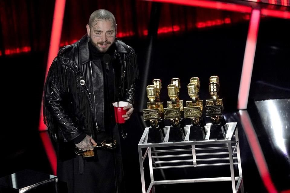 Post Malone se convirtió en el mayor premiado de los Billboard 2020 al llevarse nueve preseas, entre ellas a Artista del Año.