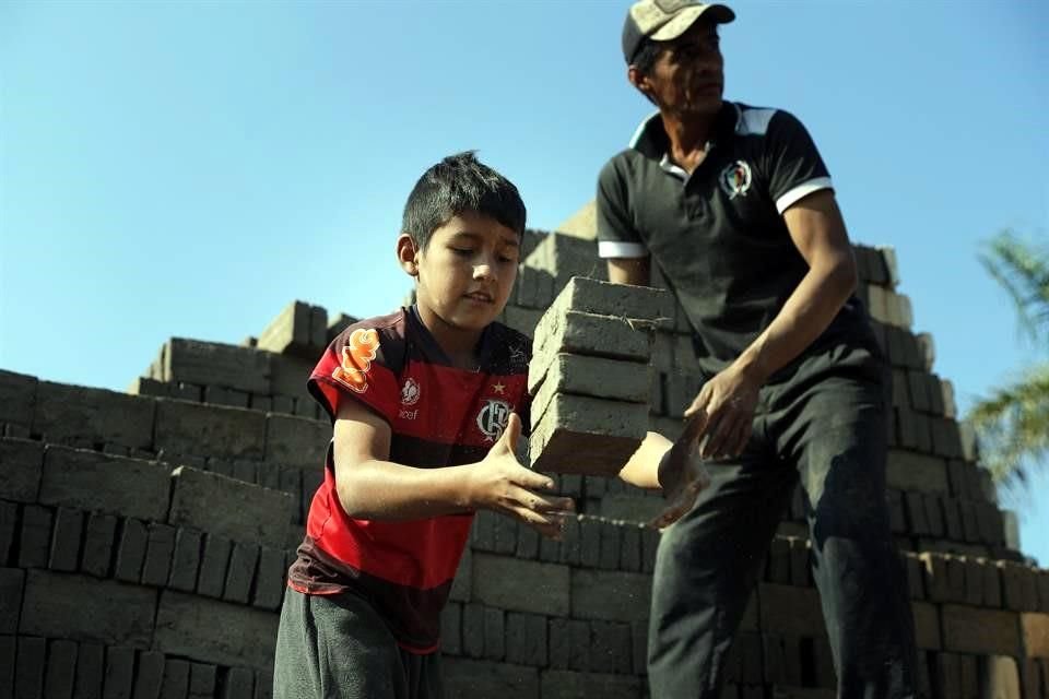 Alejandro,  de 9 años, cacha ladridllos en una fábrica de sus tíos, en Paraguay.