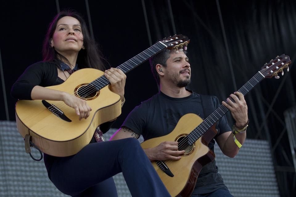 Rodrigo y Gabriela compartieron un adelanto de su tema con Pelé en redes sociales.