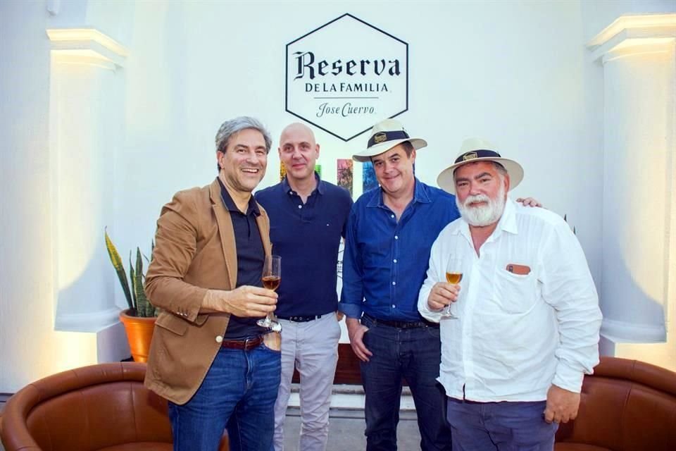 Michael Govan, Patrick Charpenel y Juan Domingo Beckmann con el artista cubanoamericano, Jorge Pardo.