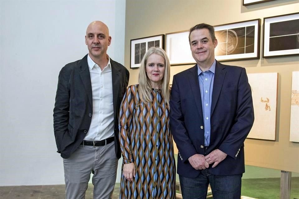 Patrick Charpenel y Juan Domingo Beckmann con la escritora inglesa Melanie Smith.