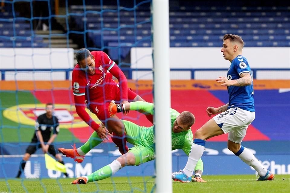 La dura entrada del portero Jordan Pickford sobre van Dijk, quien tuvo que abandonar el juego.