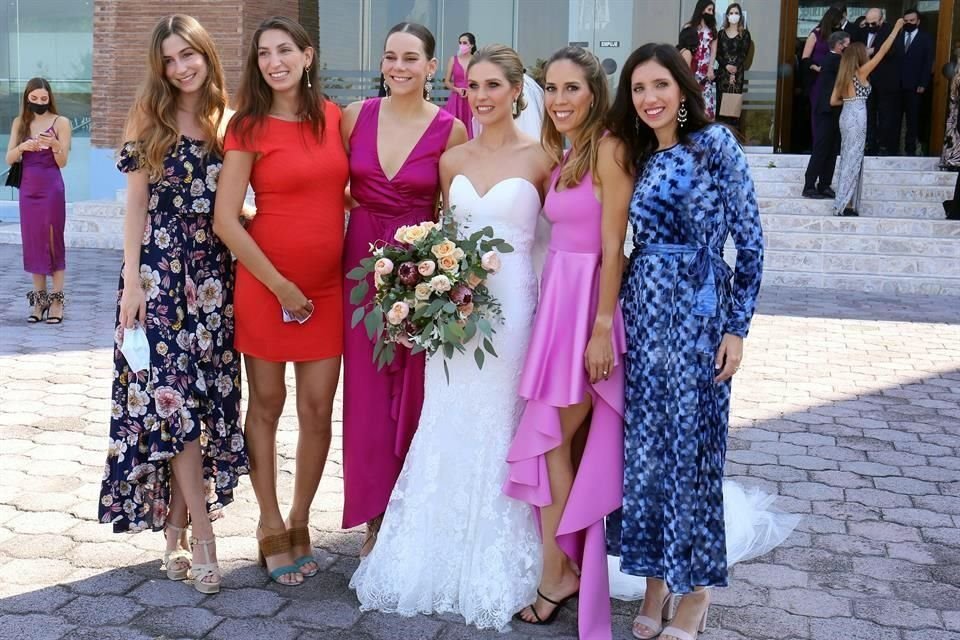La novia con sus amigas.