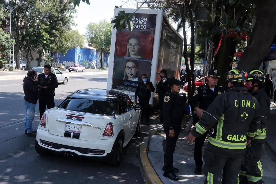 El camión de publicidad cayó sobre un Mini Cooper, sin que se registraran personas lesionadas.