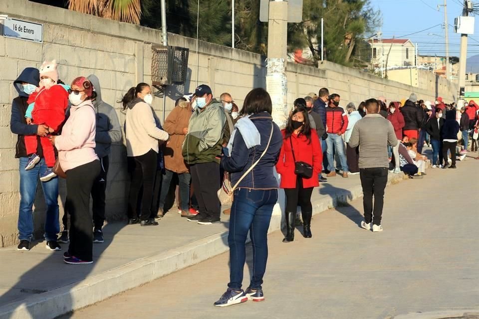 En algunas casillas de Hidalgo hubo largas filas para votar, pese a la contingencia sanitaria.