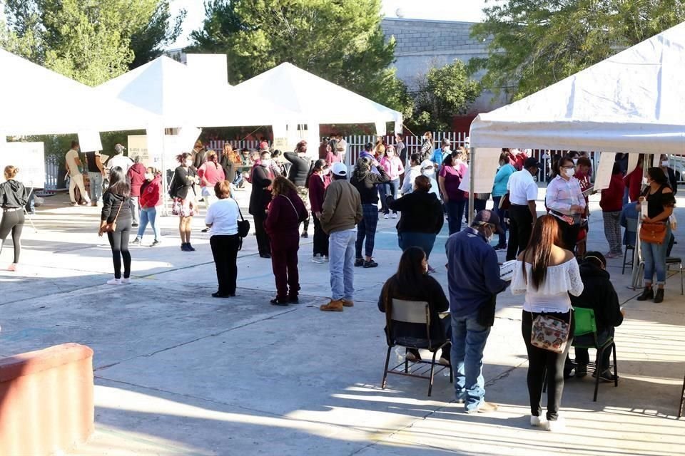 En casillas de Coahuila se buscó mantener la sana distancia.