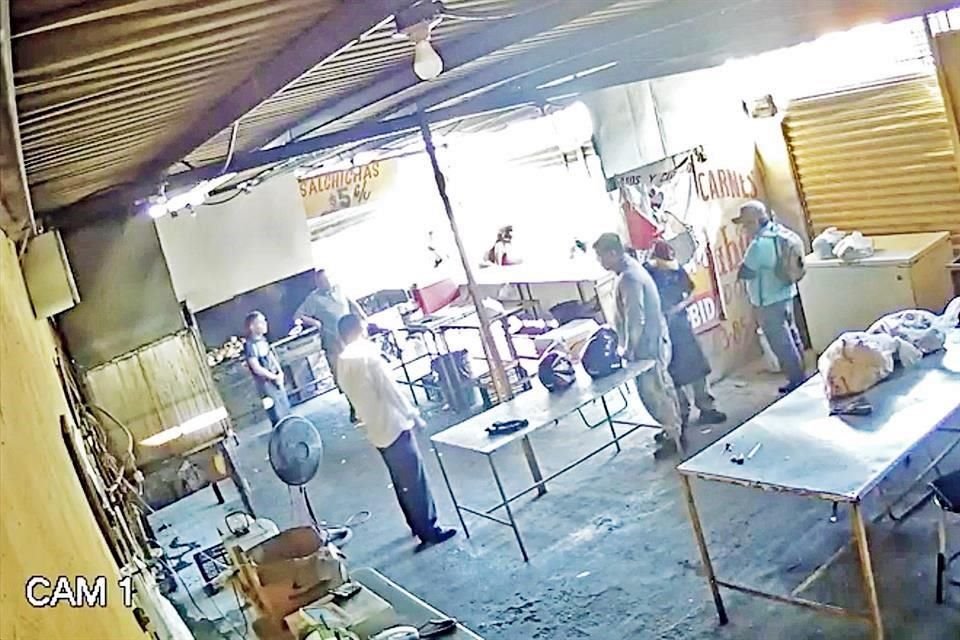 Luego de escuchar que el presunto líder ordena matar a los trabajadores, uno de los empleados le facilita a otro un arma que traía entre sus ropas.