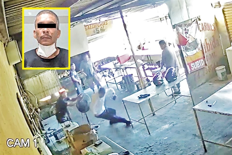 El empleado armado aprovecha la distracción del extorsionador para dispararle por la espalda en al menos tres ocasiones.