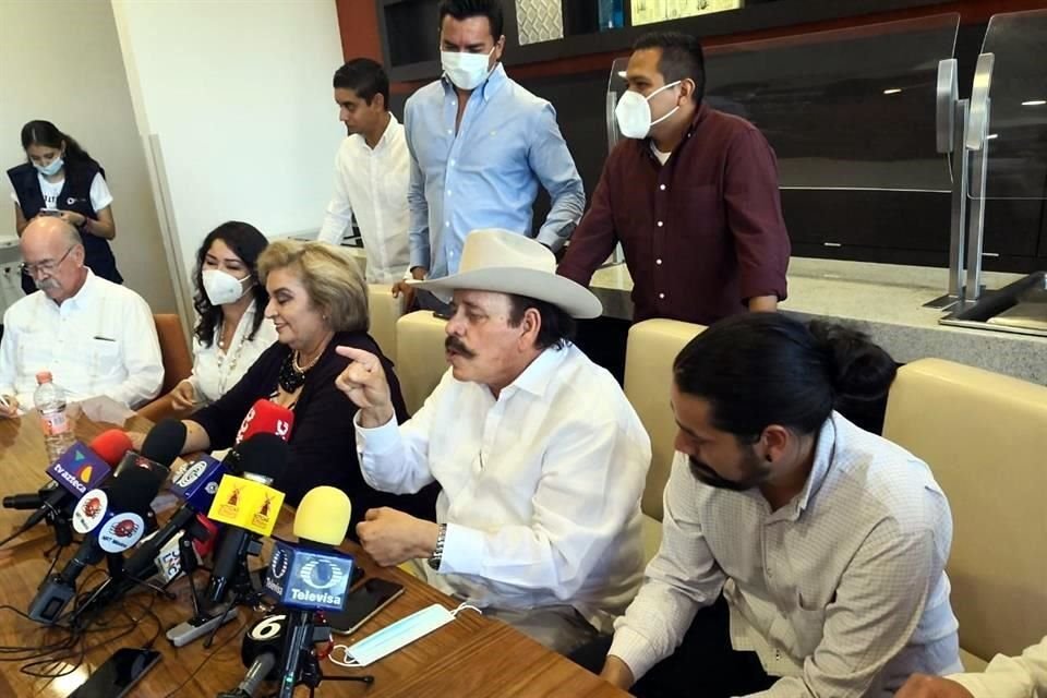 La Diputada federal Melba Farías (izq. a der.), el Senador por Morena Armando Guadiana y el Diputado federal Diego del Bosque en rueda de prensa.