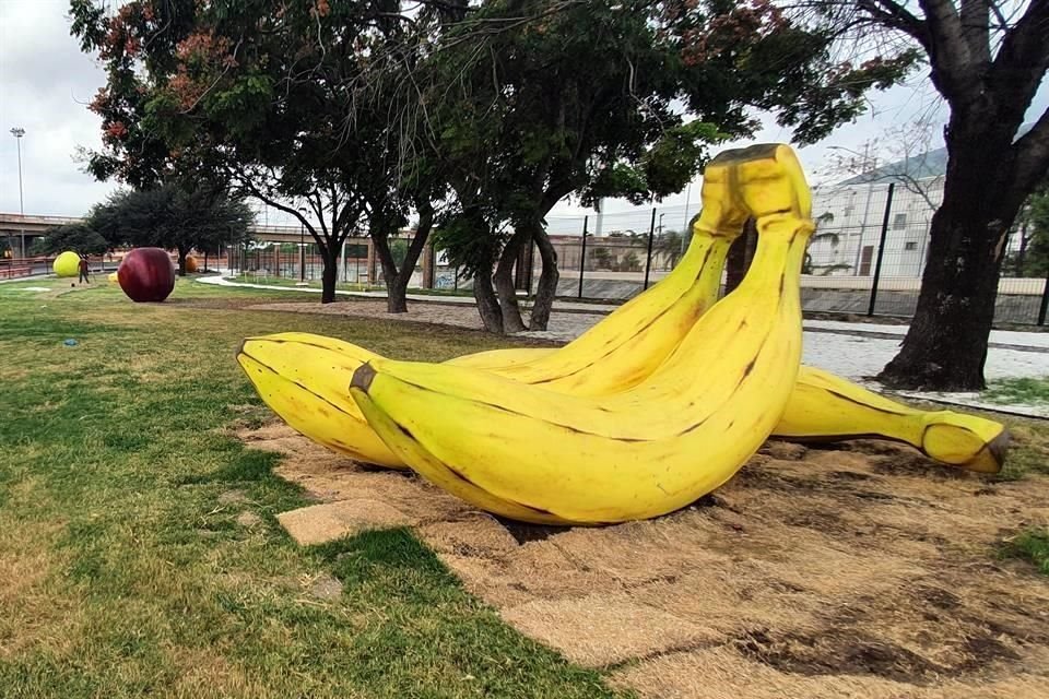 Las diez frutas del artista José Espinosa González se localizan en la esquina de Fidel Velázquez y Manuel L. Barragán, en el cuerpo norte de la vía.