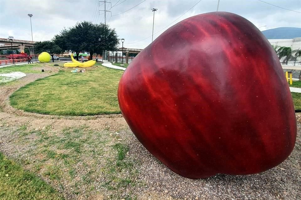 Diez megafrutas fueron  colocadas en un Parque de Fidel Velázquez y Barragán en San Nicolás.