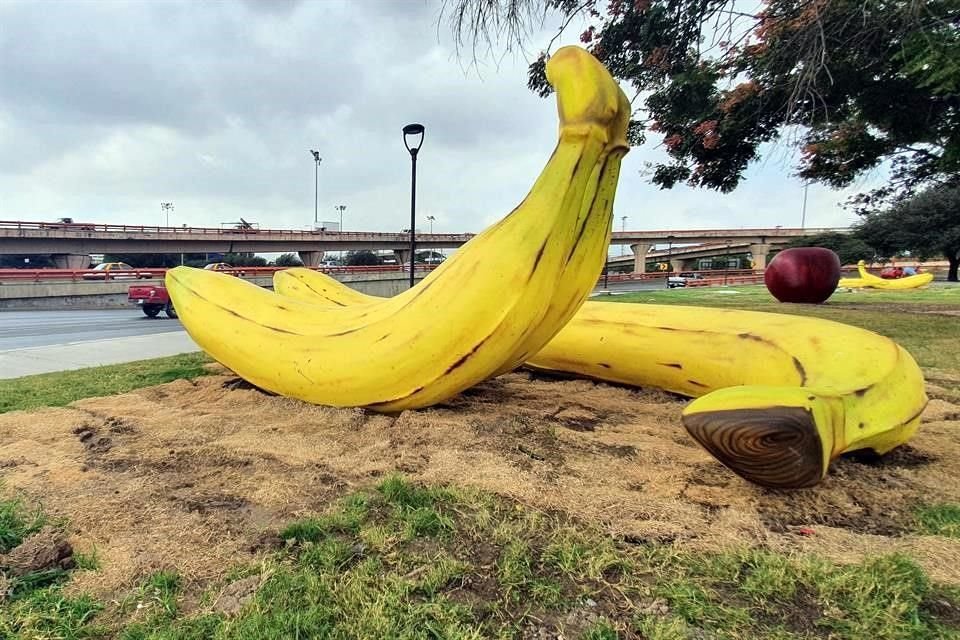 Diez megafrutas fueron  colocadas en un Parque de Fidel Velázquez y Barragán en San Nicolás.