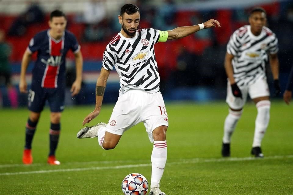 Bruno Fernandes abrió la cuenta con un penal al minuto 23.