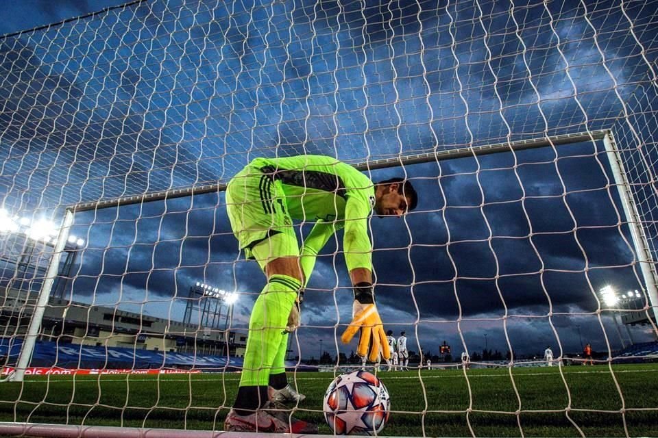 Thibaut Courtois tuvo una tarde de miedo en el Alfredo Di Stéfano.