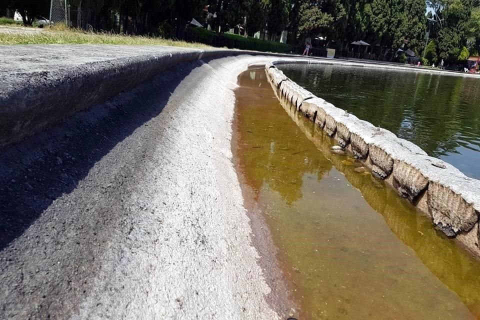 El descenso del agua es notable en el contorno del lago.