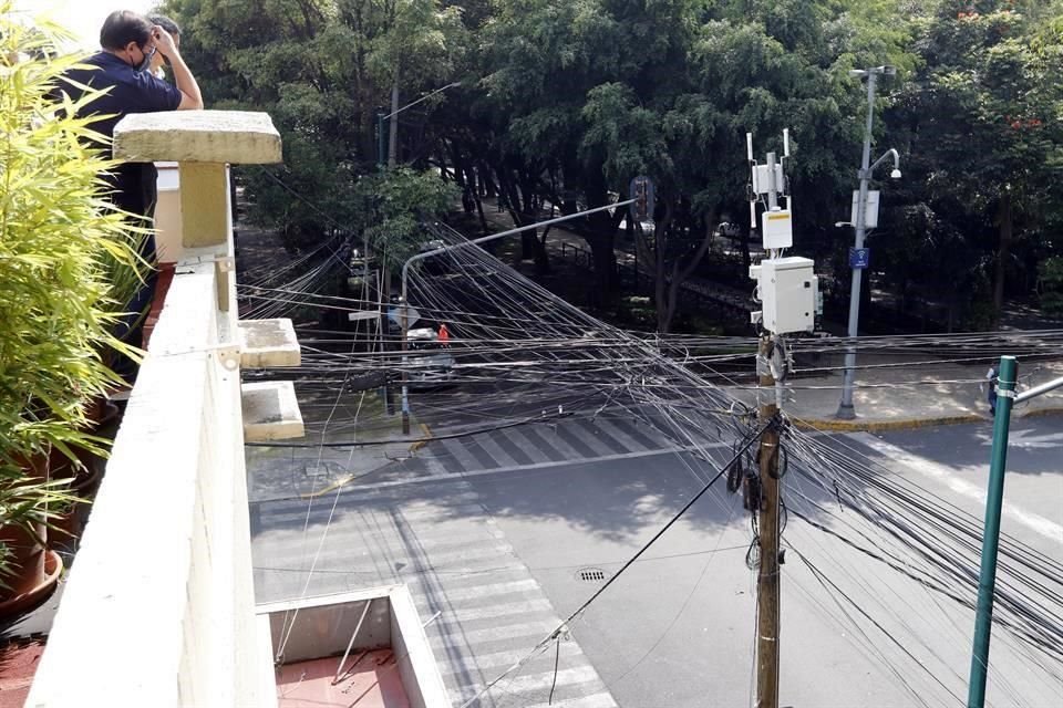 Una familia en la Condesa padece el ruido que genera una antena para red 5G.