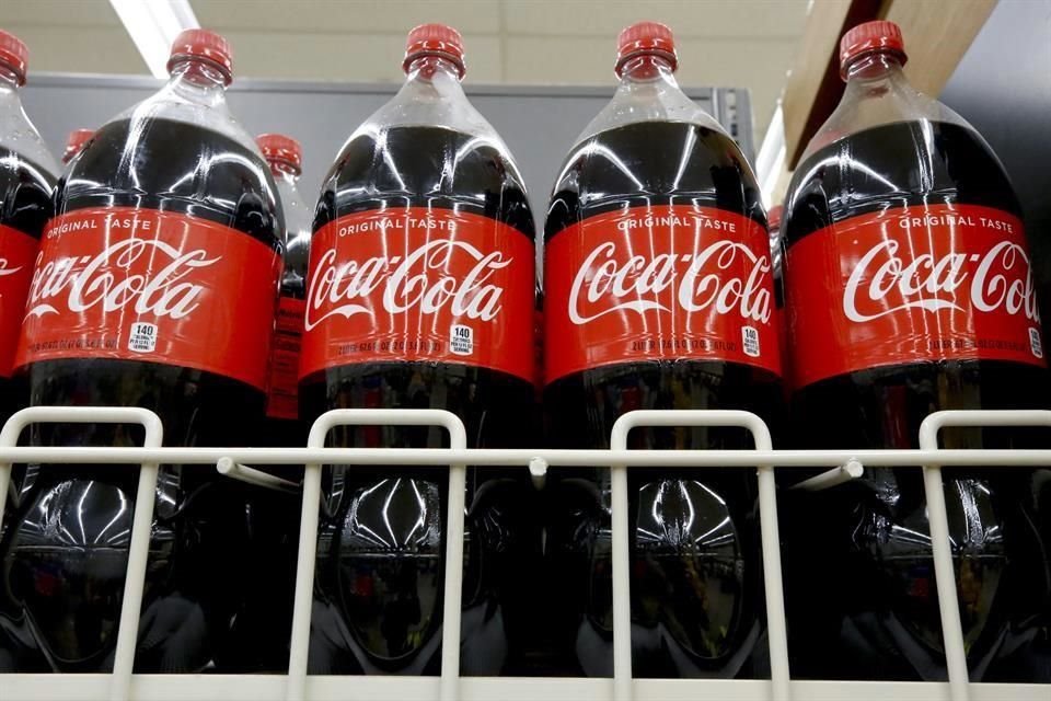 La ganancia neta de Coca-Cola se redujo un 32 por ciento en el trimestre.