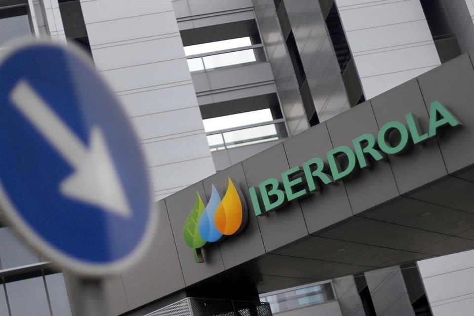 Iberdrola dijo que centrará sus inversiones en energía solar y eólica marina.