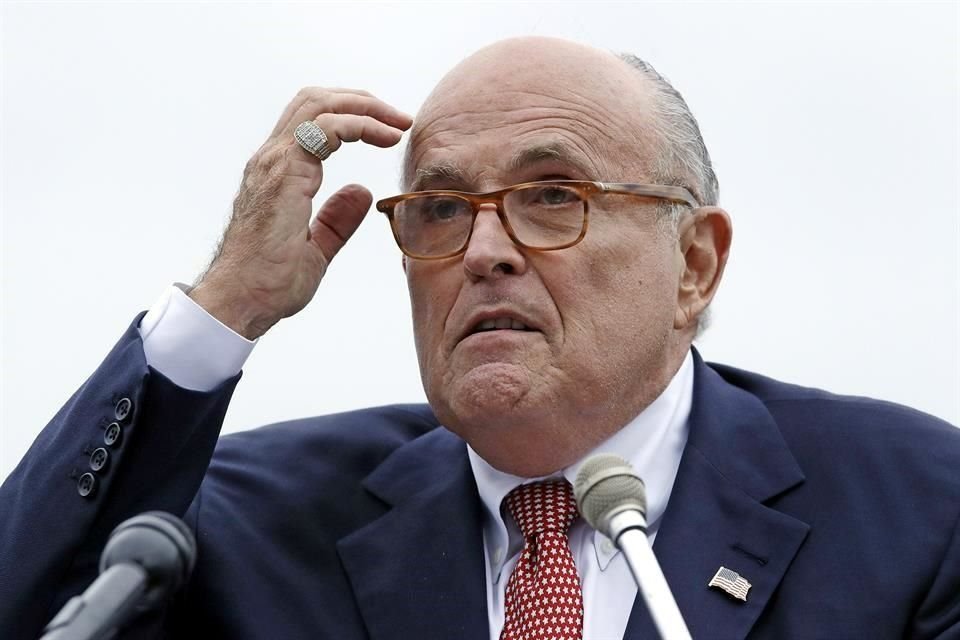 Escena comprometedora en secuela de 'Borat' está generando polémica en torno a Rudy Giuliani, abogado personal de Presidente Trump.