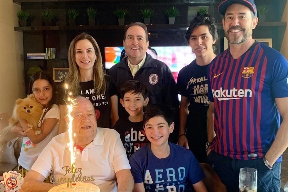 Michelle Arcq, Marcela Lozano de Arcq, Padre Juan Carlos Arcq, Diego Arcq Lozano, Mauricio Arcq Guzmán, Mauricio Arcq Lozano, Juan Bautista Arcq Tourneret y Patricio Arcq Lozano en una reunión de 2019