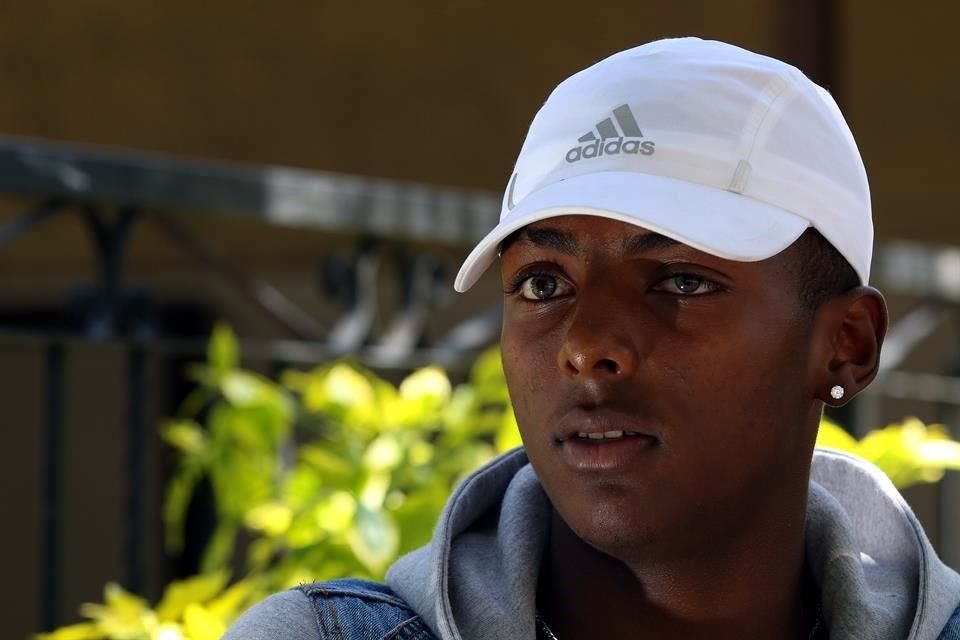 Afuera del penal de Puente Grande espera el abogado de Joao Maleck al futbolista, quien tendrá que salir en el transcurso de este martes.