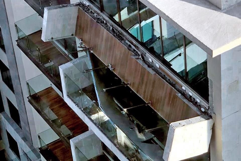 Así quedó el balcón luego de que el anclaje al edificio fallara.