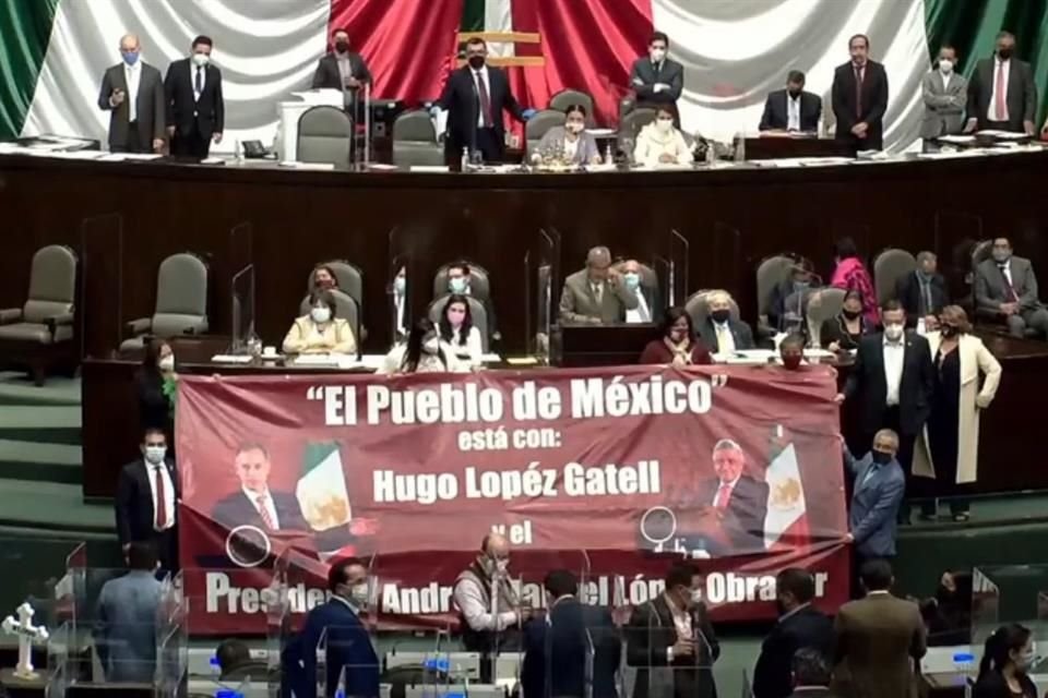 En la intervencin del diputado Manuel Huerta, del PT, diputados de Morena y petistas colocaron una manta en color rojo.