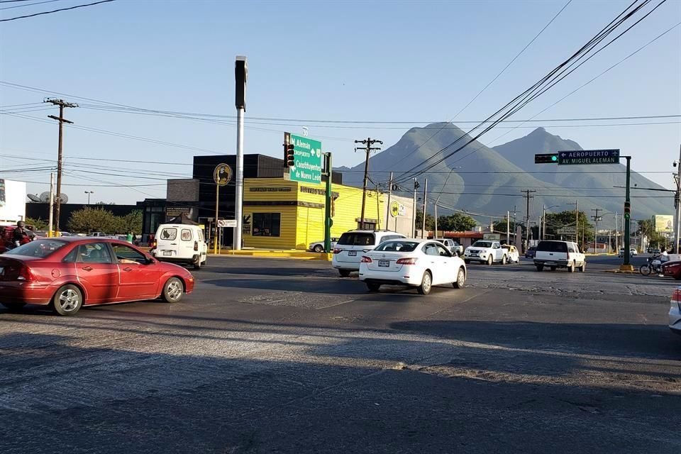En el cruce de Constituyentes de Nuevo León y Miguel Alemán, los conductores deben 'adivinar' cuándo tienen que avanzar, pues la luz que indica la vuelta a la derecha está fundida.