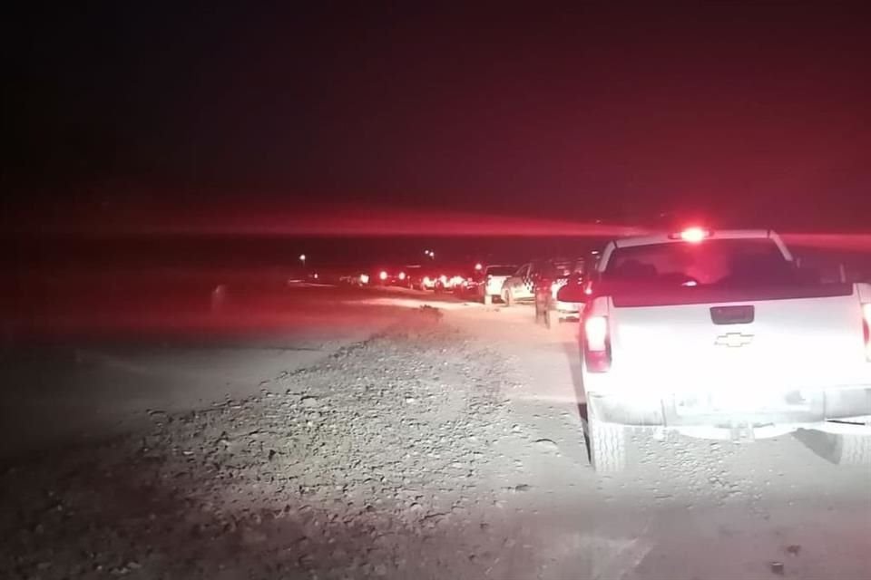 Un convoy de unas 20 camionetas persiguió a los policías de Fuerza Civil, quienes lograron ocultarse en un rancho y evitaron una agresión.