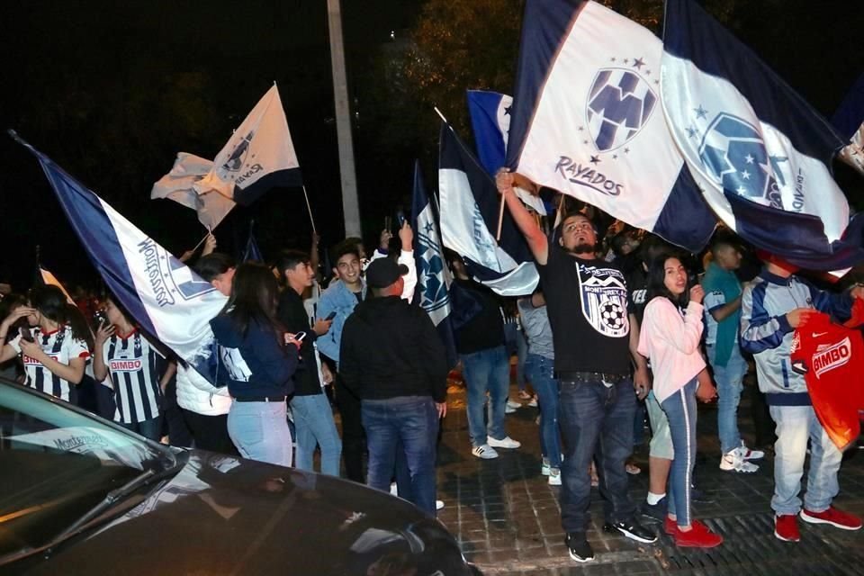 La afición de Rayados no quiere dejar solo a su equipo ni en Mazatlán.