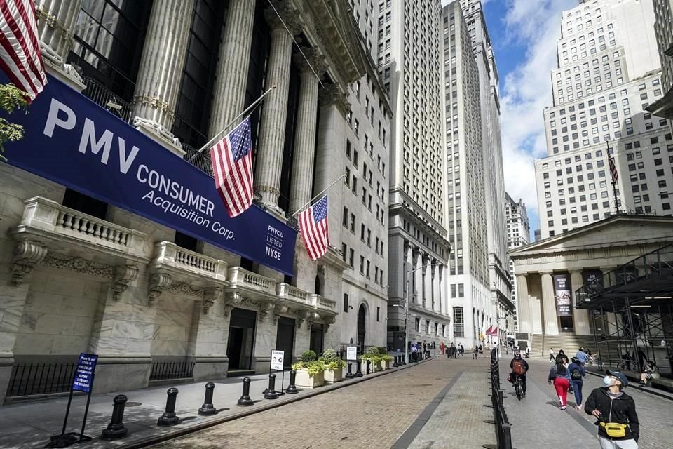 En Estados Unidos, los principales índices cerraron mixtos el martes, con el Dow Jones y el Standard & Poor's perdiedo 0.80 y 0.30 por ciento, mientras que el tecnológico Nasdaq avanzó 0.64 por ciento.