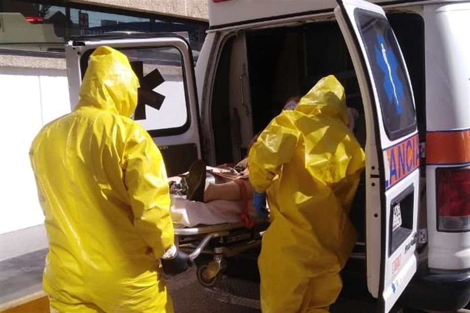 Paramédicos del Departamento de Rescate de Ciudad Juárez han trasladado a pacientes con sospechas de Covid-19 a hospitales.