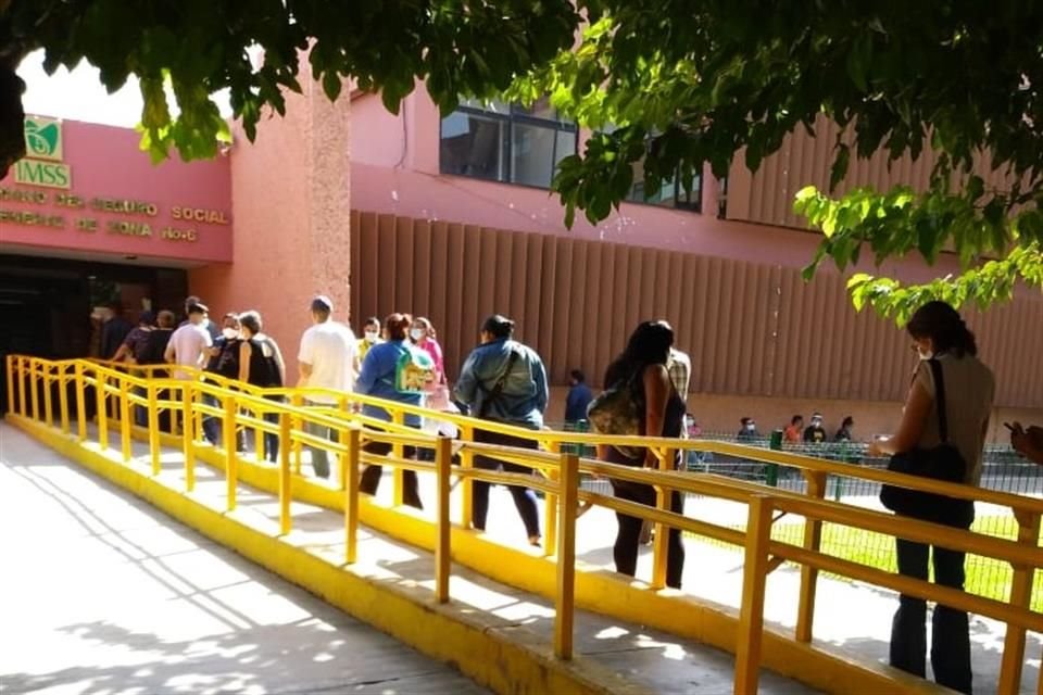 Filas de gente en la Unidad de Medicina Familiar número 61 y en el Hospital 6 del IMSS, ambos en la zona Pronaf de Ciudad Juárez.