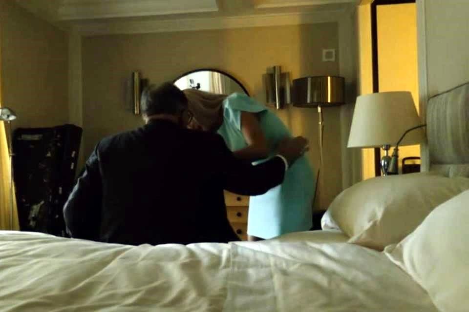 Cuando Giuliani se sienta en la cama le toca varias veces la espalda a la 'periodista'.